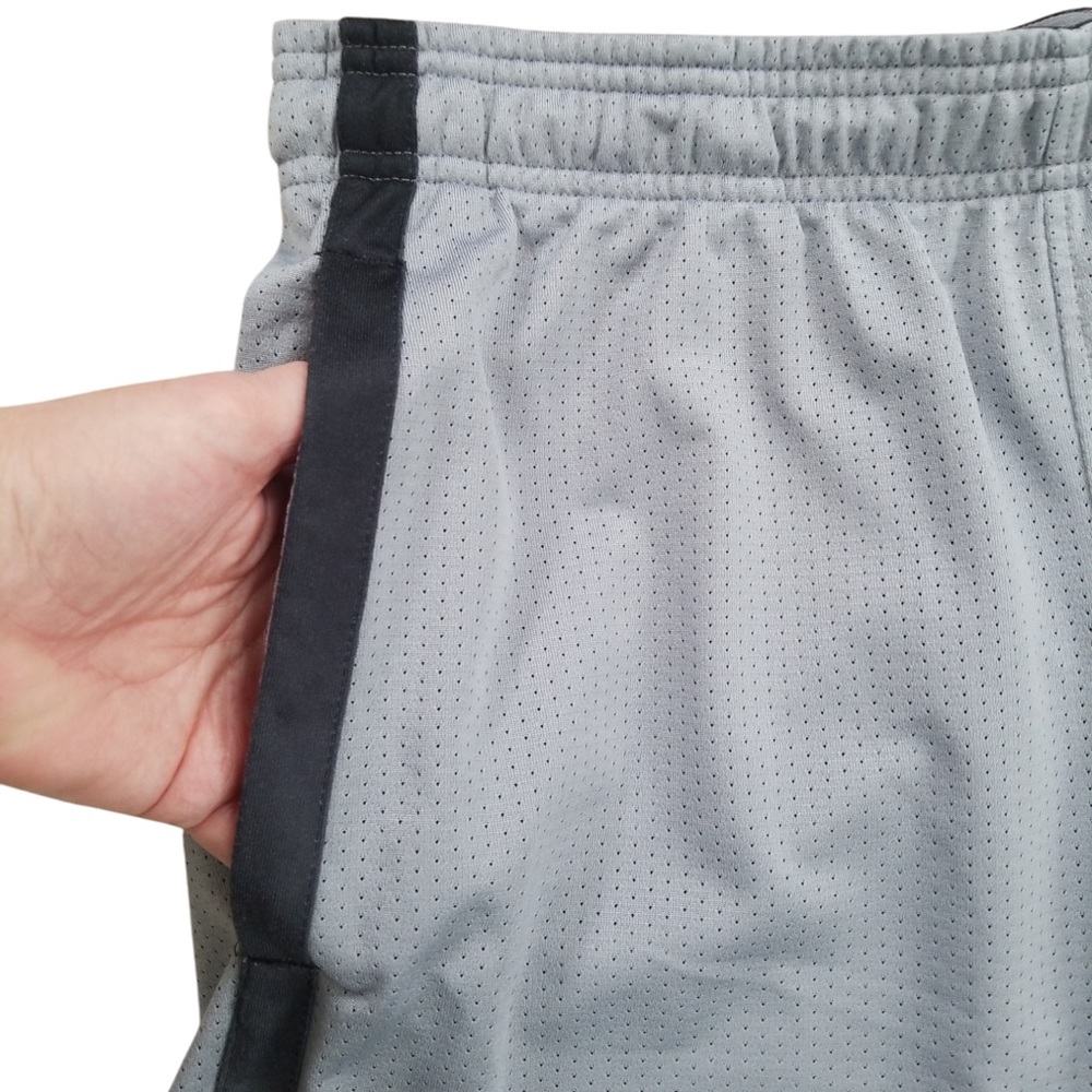 Under Armour Men’s Gray Loose Heatgear Athletic Shorts Size Large - Picture 2 of 9